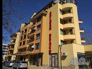 нощувки Просторен двустаен апартамент с паркомясто в Golden Beach Слънчев бряг - първа линия до плажа