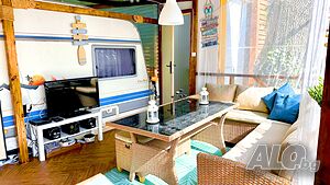 Къщи за гости Beach House в Китен - каравана под наем с веранда, кухня и лятно вълшебство