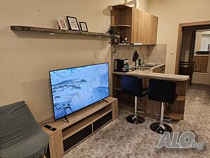 нощувки Нощувки - Bright and Cozy Studio w/ Garage near the Center.