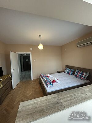 нощувки Реновиран тристаен луксозно обзаведен апартамент с БЕЗПЛАТЕН паркинг. В близост до хотел Санкт Пет