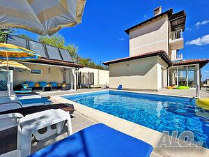 Къщи за гости Villa Regina Bella - Луксозна морска вила с басейн