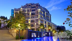 нощувки Просторен, луксозен и панорамен апартамент на брега на морето в комплекс La Mer