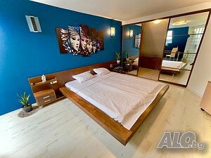 нощувки Студио с джакузи, огледала и огромна мемори-спалня.